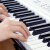 美科MK-2100白+琴架61キーボードピアノキーボード多機能教育電子キーボンド供初学楽器接続マイクベルト