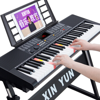 新韻(XINYUN)の点灯と61鍵盤の子供電子キーボを弾きます。大人の子供が初心者で入門教育音楽器（知能点灯版）を学ぶ。